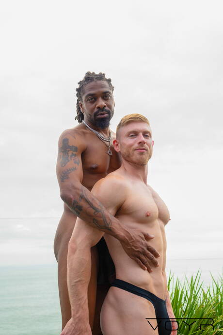 Le garçon sexy Matt Ellis et le garçon chaud Phat Rabbit Killer se mettent nus et montrent leur cul chaud à l