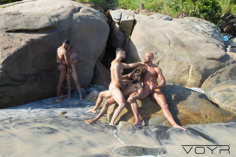 Andy, Jordan, Rocky Unleashed, Jonatas, Markin in einer heißen Saug- und Fickszene am Strand