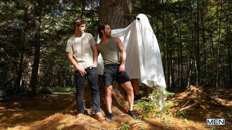 Heiße Jungs Benjamin Blue, Chuck Conrad und Theo Dore haben draußen Dreier-Analsex