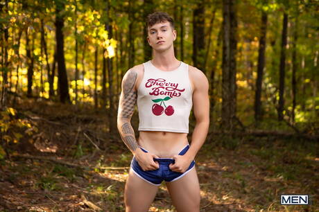 Men: Beefy Marcus Mcneil and hunk Finn August sucking and fucking each other outside