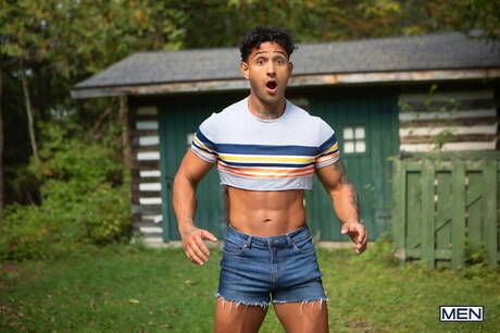 Muscular Kenzo Alvarez and tough guy Finn August in hot anal sex outdoor