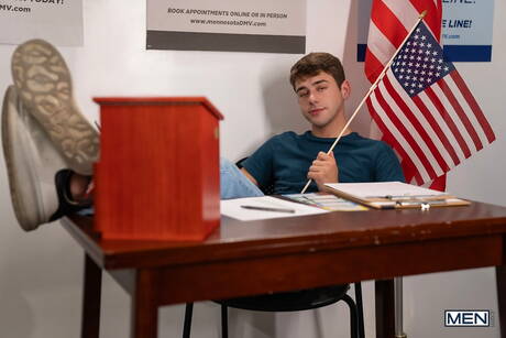 漂亮的美國小夥喬伊·米爾斯和成熟熊科爾·康納展示了肌肉發達的身體