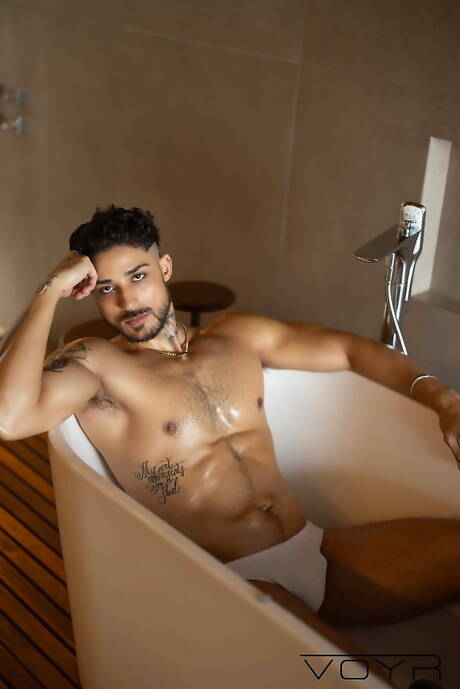 Der attraktive Junge Markin Wolf und der schöne Kerl Gabriel Antonio haben einen guten Analsex im Bad