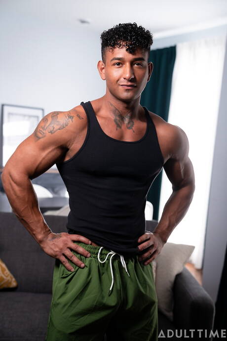 Adult Time: Amerykański muskularny Matthew Ellis i kanadyjski kulturysta Kenzo Alvarez mają gorącą scenę miłosną