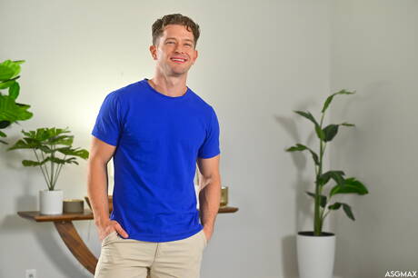 Dois caras americanos, o twink Trevor Harris e o super garanhão Johnny Donovan, fazem sexo quente em um chuveiro quente