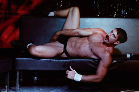 Portuguese mature bear Sir Peter and american mature bear John Thomas have a good anal sex