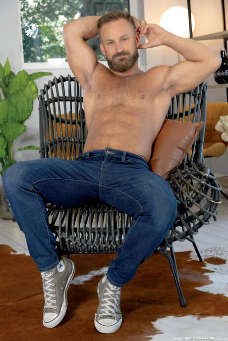 El supersemental francés Chris Damned y el fuerte toro estadounidense Bruce Jones posando desnudos y mostrando su trasero caliente