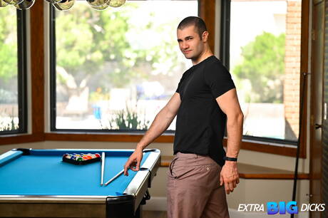 2人のアメリカ人の若い男ドレイク・フォンと筋肉質のカイラー・ドレイクがチンポをしゃぶった後にアナルファックする