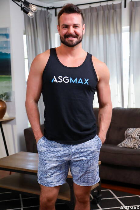 Garotos tarados Evan Jordie, Evan West e Kyle Steele em uma foda anal a três