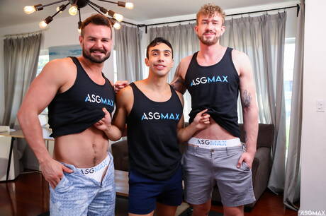 Garotos tarados Evan Jordie, Evan West e Kyle Steele em uma foda anal a três