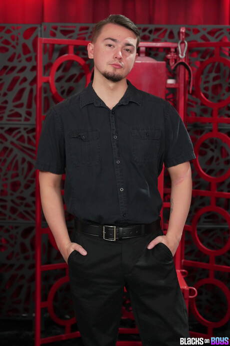 Os famosos americanos, o garanhão Masyn Thorne e o fortão Liam Cyber fazem um bom sexo anal interracial