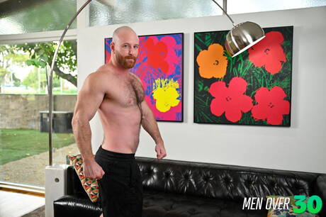 Znani Amerykanie, zmysłowy facet Tony Genius i atrakcyjny chłopak Brody Meyer ruchają międzyrasowe tyłki po ssaniu kutasa