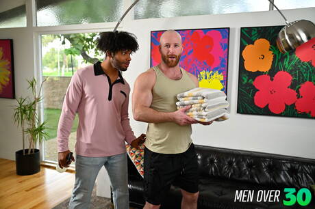 Znani Amerykanie, zmysłowy facet Tony Genius i atrakcyjny chłopak Brody Meyer ruchają międzyrasowe tyłki po ssaniu kutasa