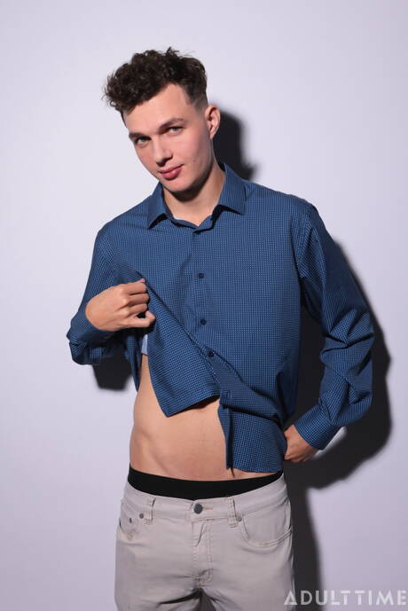 Il giovane Josh Rivers gioca con il cazzo