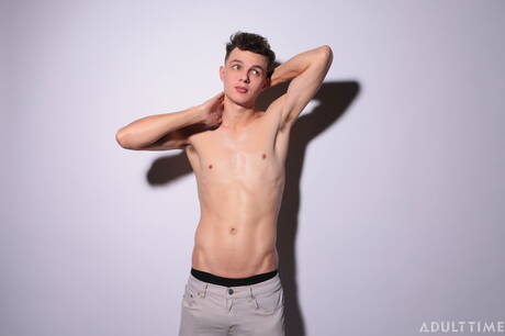 Il giovane Josh Rivers gioca con il cazzo