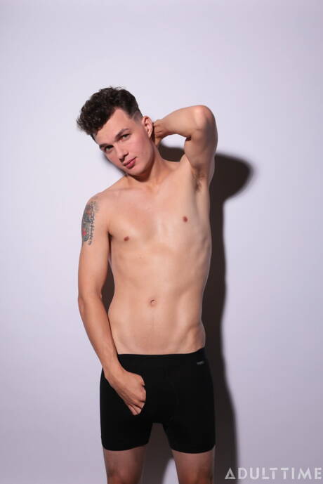 Il giovane Josh Rivers gioca con il cazzo