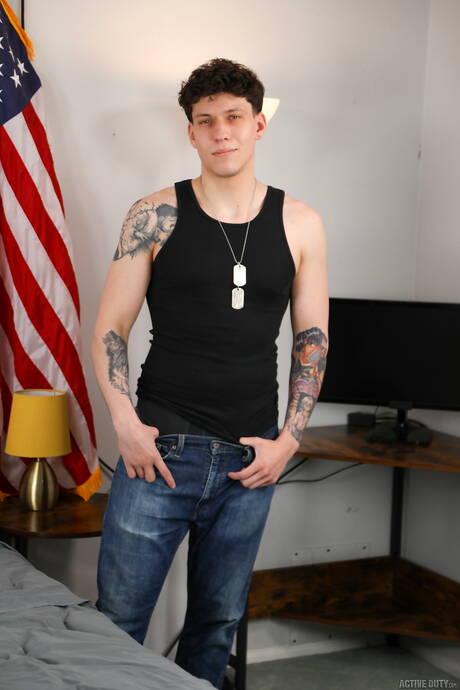 Hunky guy Brock Reynolds and beefcake Derek Cox fuck ass after sucking dick