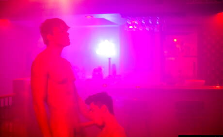 Die netten amerikanischen Kumpels Derek Shaw und Seth Peterson ficken nach dem Schwanzlutschen