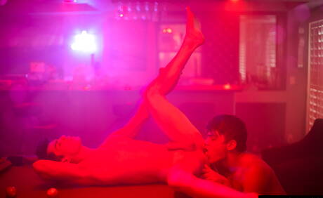 Die netten amerikanischen Kumpels Derek Shaw und Seth Peterson ficken nach dem Schwanzlutschen