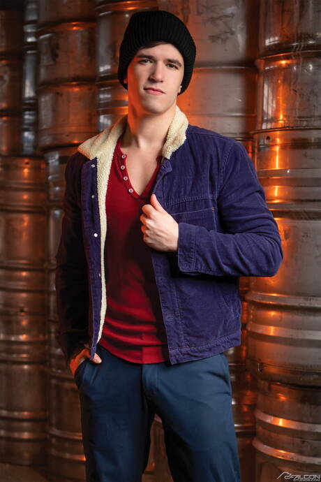 Canadian hunky guy Skyy Knox and american pretty boy Maverick Sun have a hot sex