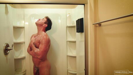 Hete Amerikaanse kerels, gespierde Michael Jackman en bodybuilder Kyle Fletcher in harde anale seks onder de douche