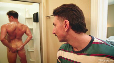 Hete Amerikaanse kerels, gespierde Michael Jackman en bodybuilder Kyle Fletcher in harde anale seks onder de douche