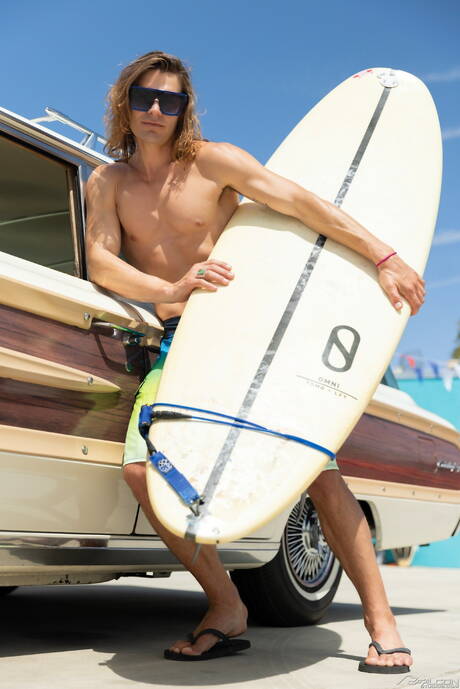 De goed gebouwde Alpha Wolfe en de goed gebouwde Ashley Stones in hete homoseksuele actie buiten