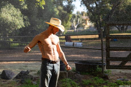 Zwei amerikanische Kerle, der kräftige Carter Woods und der Hengst Nico Coopa, haben sich im Freien gegenseitig geknallt