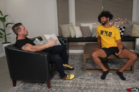 Miły amerykański facet, krzepki facet Roman Todd i silny byk Tony Geniusz ruchają się po ssaniu kutasa