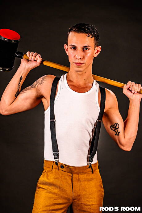 Il bel ragazzo americano Roman Todd e il muscoloso latino Des Irez scopano dopo un pompino