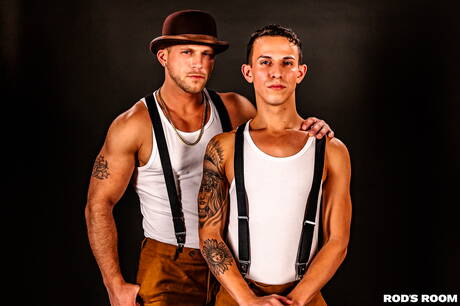 Der attraktive Amerikaner Roman Todd und der kräftige Latino Des Irez ficken nach dem Blowjob