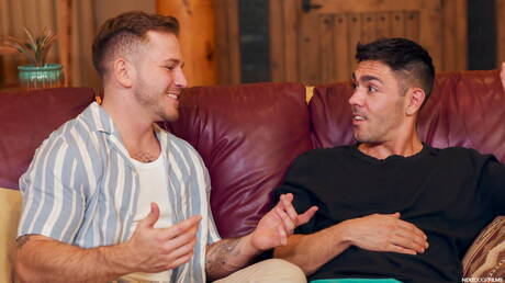 Zwei amerikanische Typen, der Hengst Nico Coopa und der starke Mann Andrew Delta, ficken sich in den Arsch, nachdem sie einen Schwanz gelutscht haben