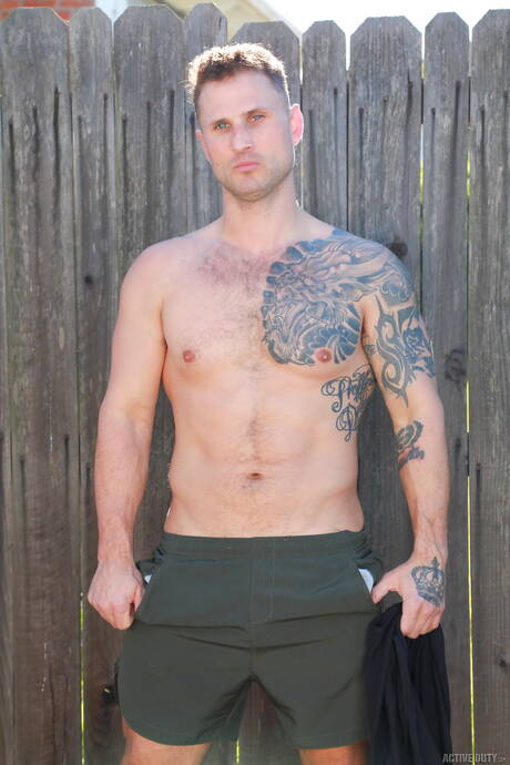 肌肉男布萊恩·奧康納和肌肉男彼得·馬修斯在戶外吸吮雞巴後操屁股