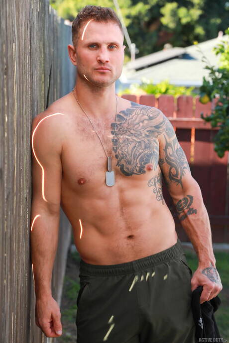 肌肉男布萊恩·奧康納和肌肉男彼得·馬修斯在戶外吸吮雞巴後操屁股