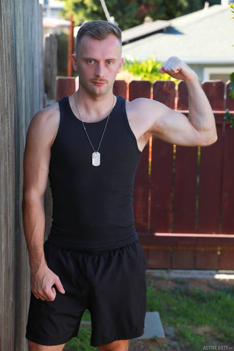 肌肉男布萊恩·奧康納和肌肉男彼得·馬修斯在戶外吸吮雞巴後操屁股