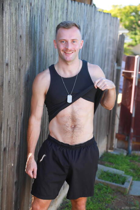 肌肉男布萊恩·奧康納和肌肉男彼得·馬修斯在戶外吸吮雞巴後操屁股