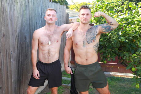 肌肉男布萊恩·奧康納和肌肉男彼得·馬修斯在戶外吸吮雞巴後操屁股