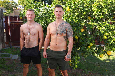 肌肉男布萊恩·奧康納和肌肉男彼得·馬修斯在戶外吸吮雞巴後操屁股