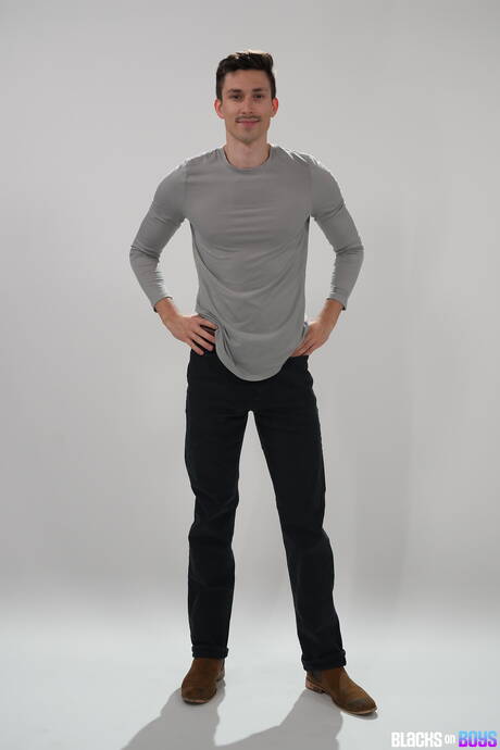 Il bel ragazzo americano muscoloso Jake Waters e lo stallone Kane Fox fanno sesso interrazziale