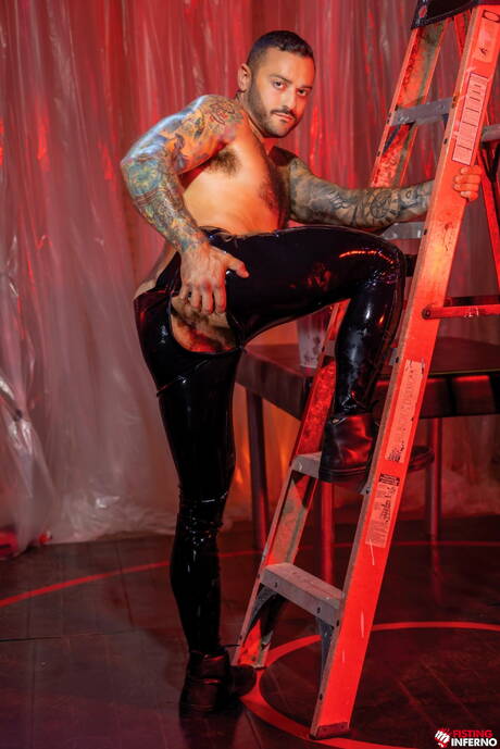 Hübscher amerikanischer harter Kerl Devin Franco und haariger Bär Drew Valentino in BDSM-Sexszene