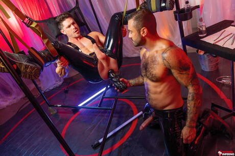 漂亮的美國硬漢德文·弗蘭科和毛茸茸的熊德魯·瓦倫蒂諾在BDSM性愛場景中