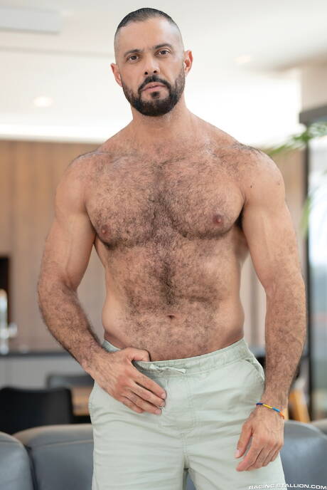 American gay bear Beau Butler and panamian muscular Jacob Lord fuck after dick sucking