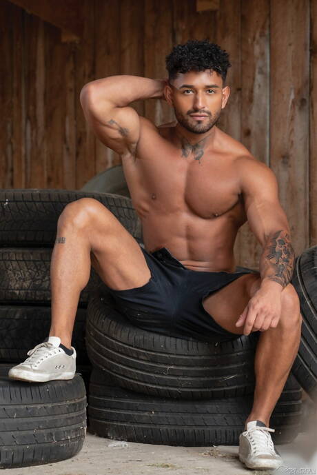 Falcon Studios: Piękny facet Kenzo Alvarez i seksowny facet Cam Crawford mają gorącą scenę na zewnątrz