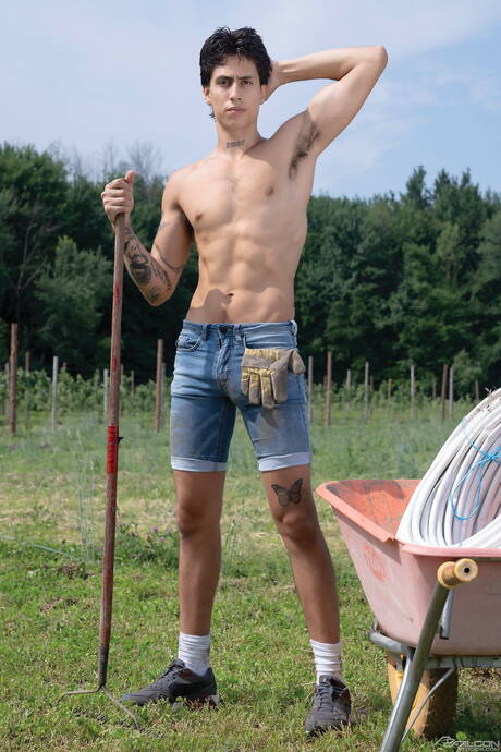 Cuban stud Angel Elias and canadian young Leo Louis have a hot sex outdoor