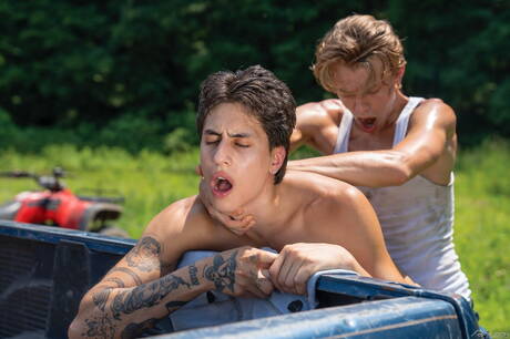 Cuban stud Angel Elias and canadian young Leo Louis have a hot sex outdoor