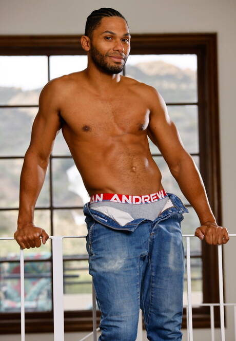 Die heißen amerikanischen Typen Zario Travezz und Bodybuilder Tony Genius ziehen sich aus und zeigen ihren knackigen Hintern