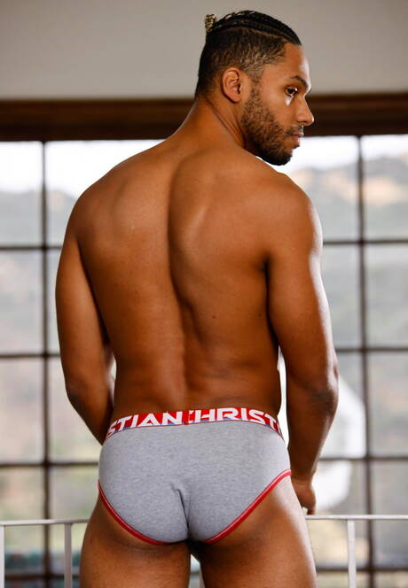 Hot american dudes hairy stud Zario Travezz and bodybuilder Tony Genius get naked and showing tight butt