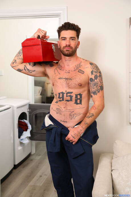 帥哥 Chris Damned 和帥哥 Caleb Parker 在吸吮雞巴後操了他們的屁股