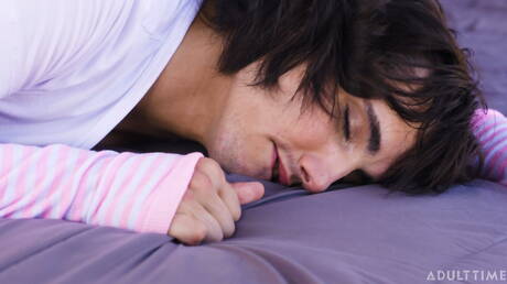 たくましい体格のクラーク・デルガティとたくましい体格のケイラ・ラ・スーミスがお互いを吸ったりファックしたりしている