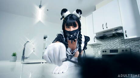 Die schöne Katie Lingerie und der heiße Junge Mateo Tomas ficken sich in den Arsch, nachdem sie in der Küche gelutscht haben